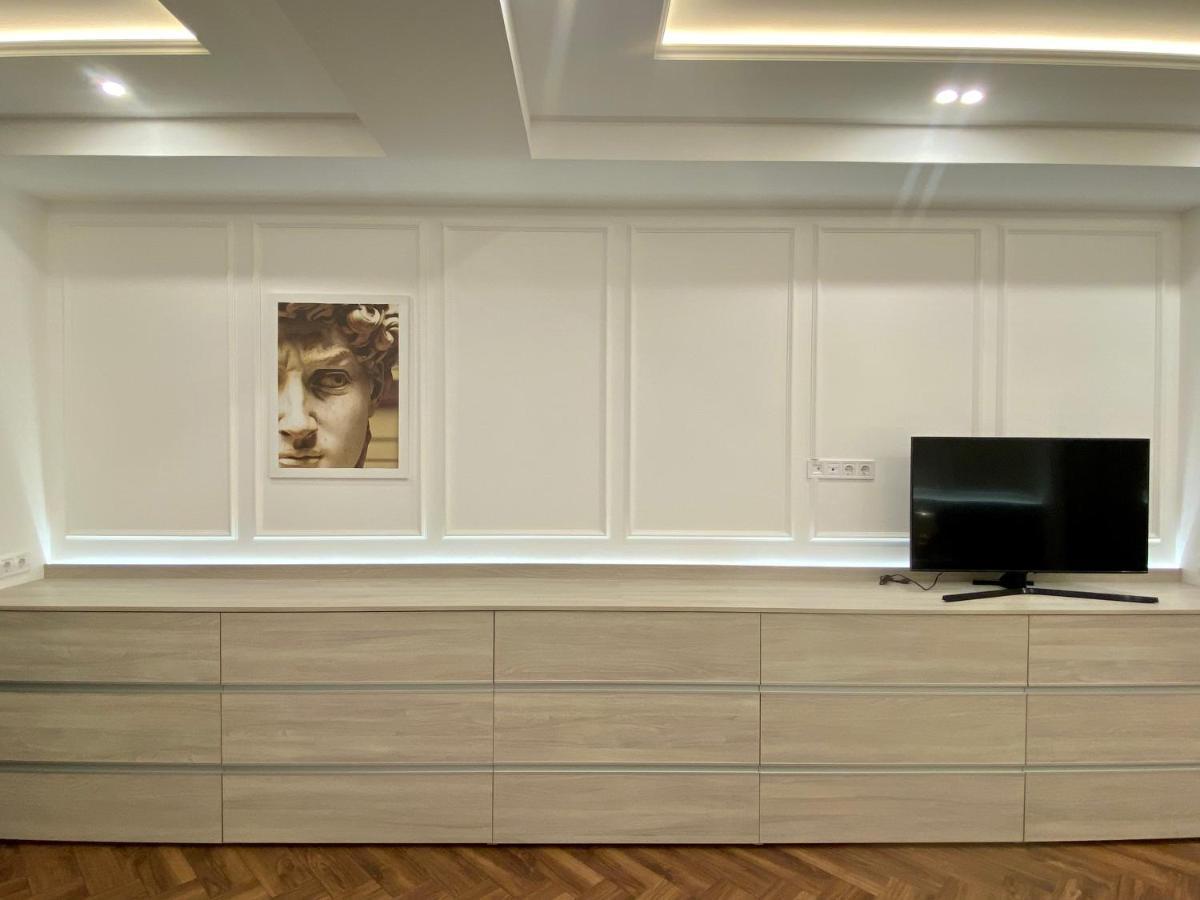 Modern Classic 2 Bedroom Apartment Near Most City Dnipro Exterior photo